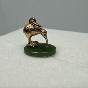 Antique 9k Yellow Gold New Zealand Green Nephrite Jade Kiwi Bird Fob Charm 9ct